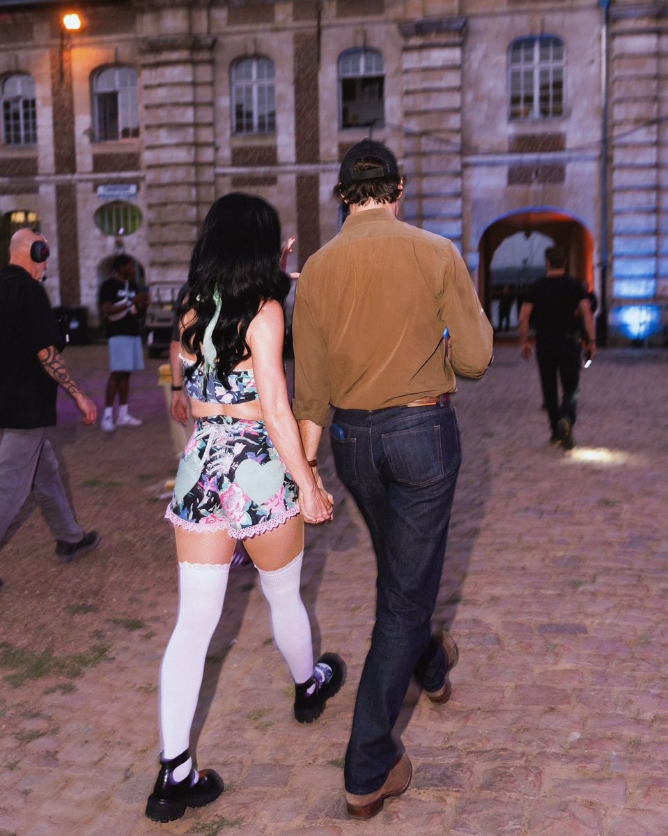 Justin Trudeau holds selfie light for Katy Perry 🥺 (photo 2 of 2)