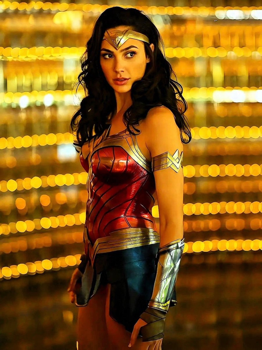 GAL GADOT The Runner rating (photo 2 of 2)