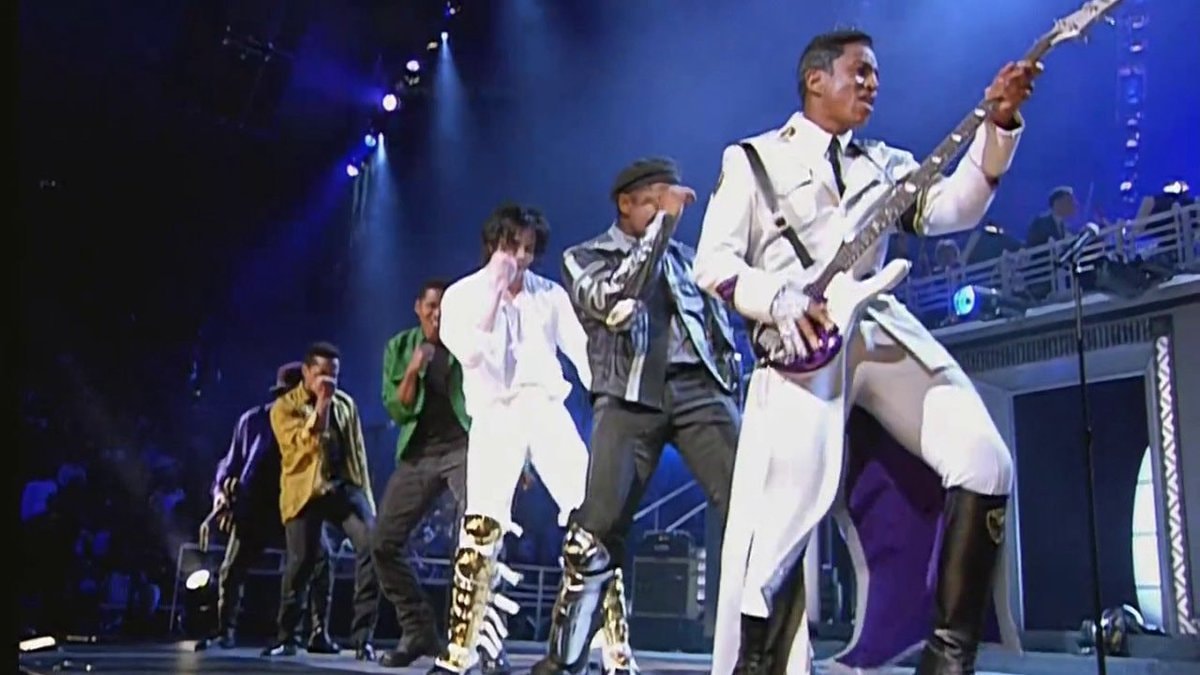 Live performance sparkly outfits (photo 4 of 4)