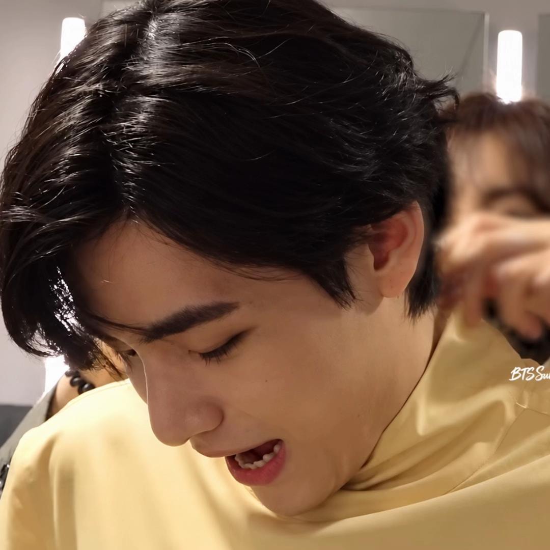 taehyung playful moment (photo 4 of 4)
