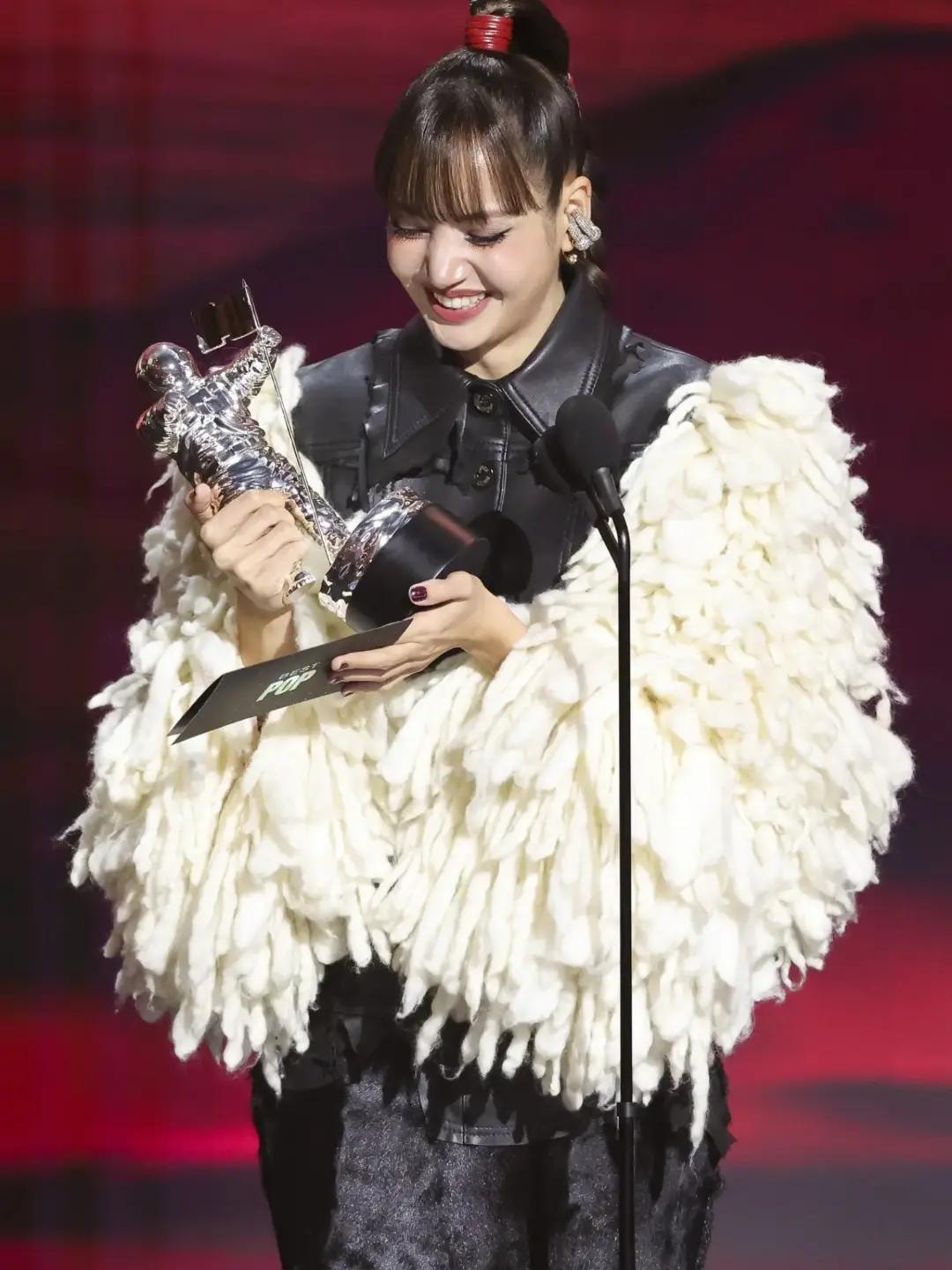 Lisa first SEA artist to win Best Pop and Best K-Pop (photo 3 of 4)