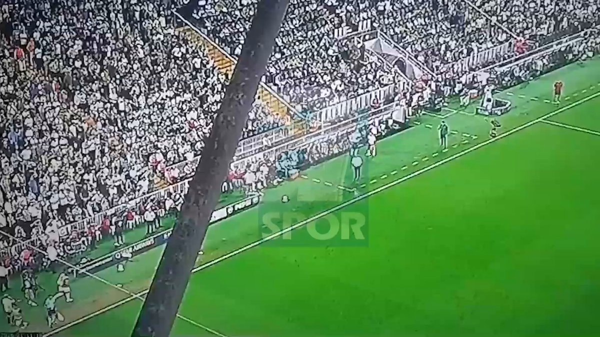 İsmail Kartal water bottle thrown from stands