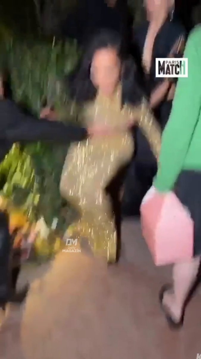 Kim Kardashian falls in heels