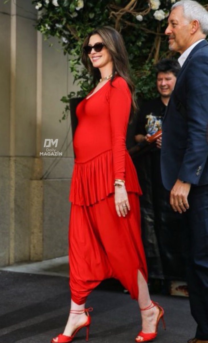 Anne Hathaway pregnant New York (photo 2 of 2)