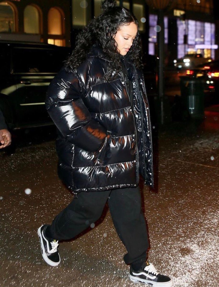 Rihanna outdoor night vibe (photo 2 of 4)