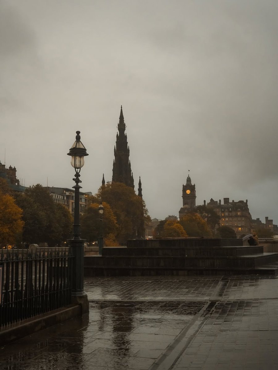 Edinburgh rainy day (photo 2 of 4)