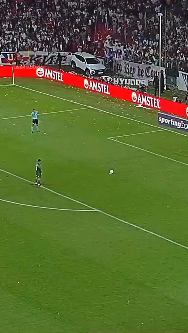 Vitor Roque penalty kick
