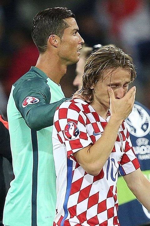 Ronaldo and Modric embrace (photo 2 of 3)