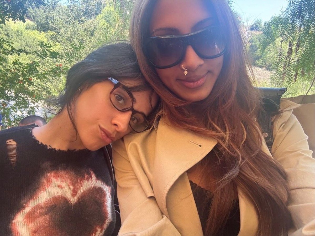 Lara KATSEYE Camila Cabello selfie