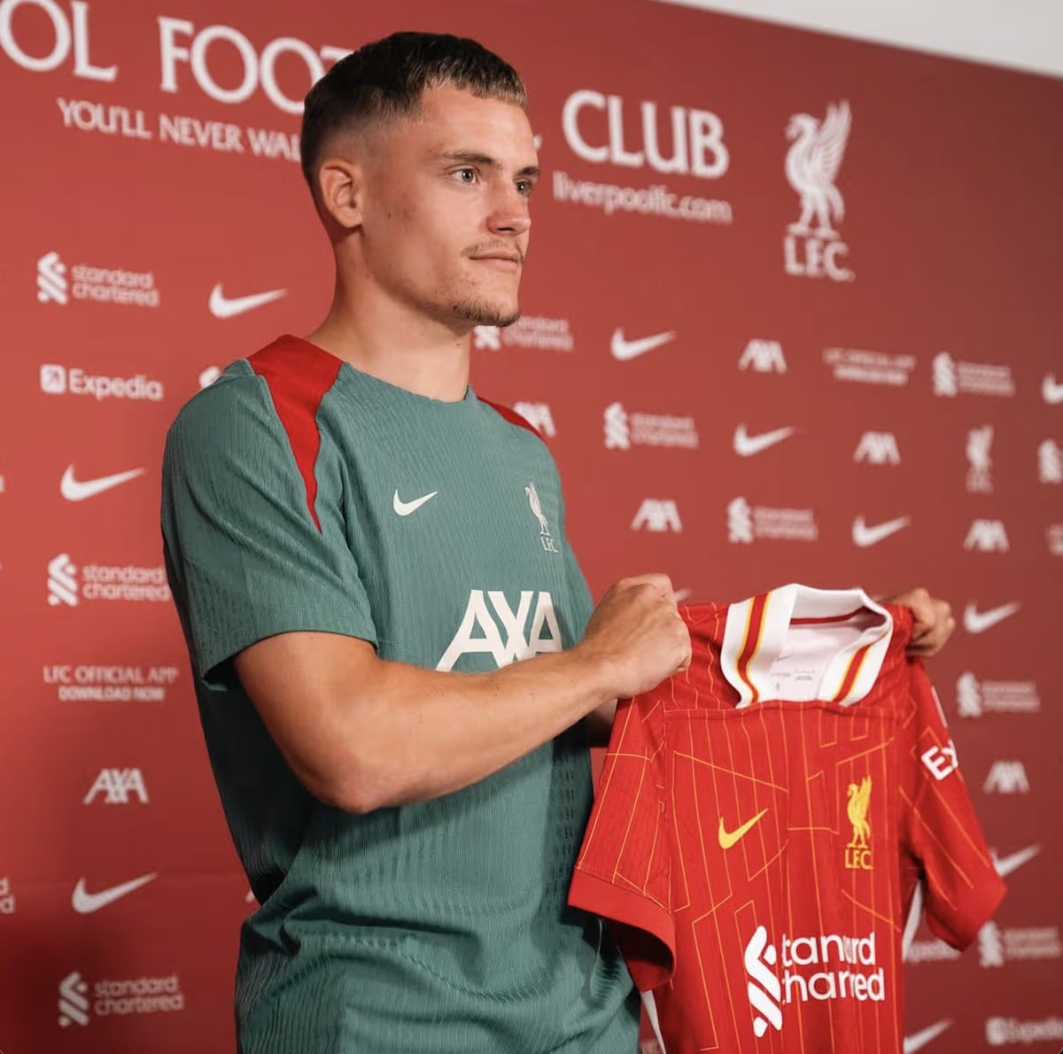 Morgan Rogers Chelsea jersey reveal (photo 2 of 2)