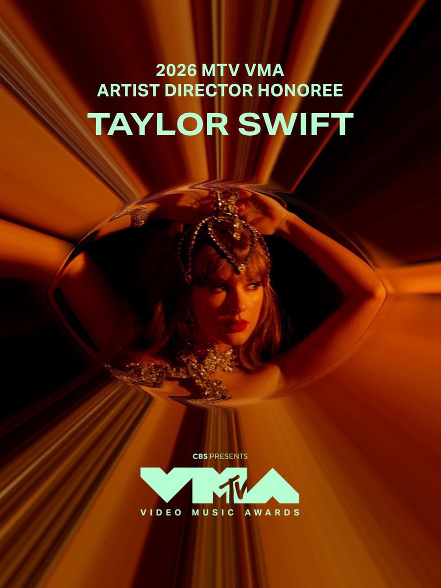 Taylor Swift MTV Artist Director award (photo 2 of 2)