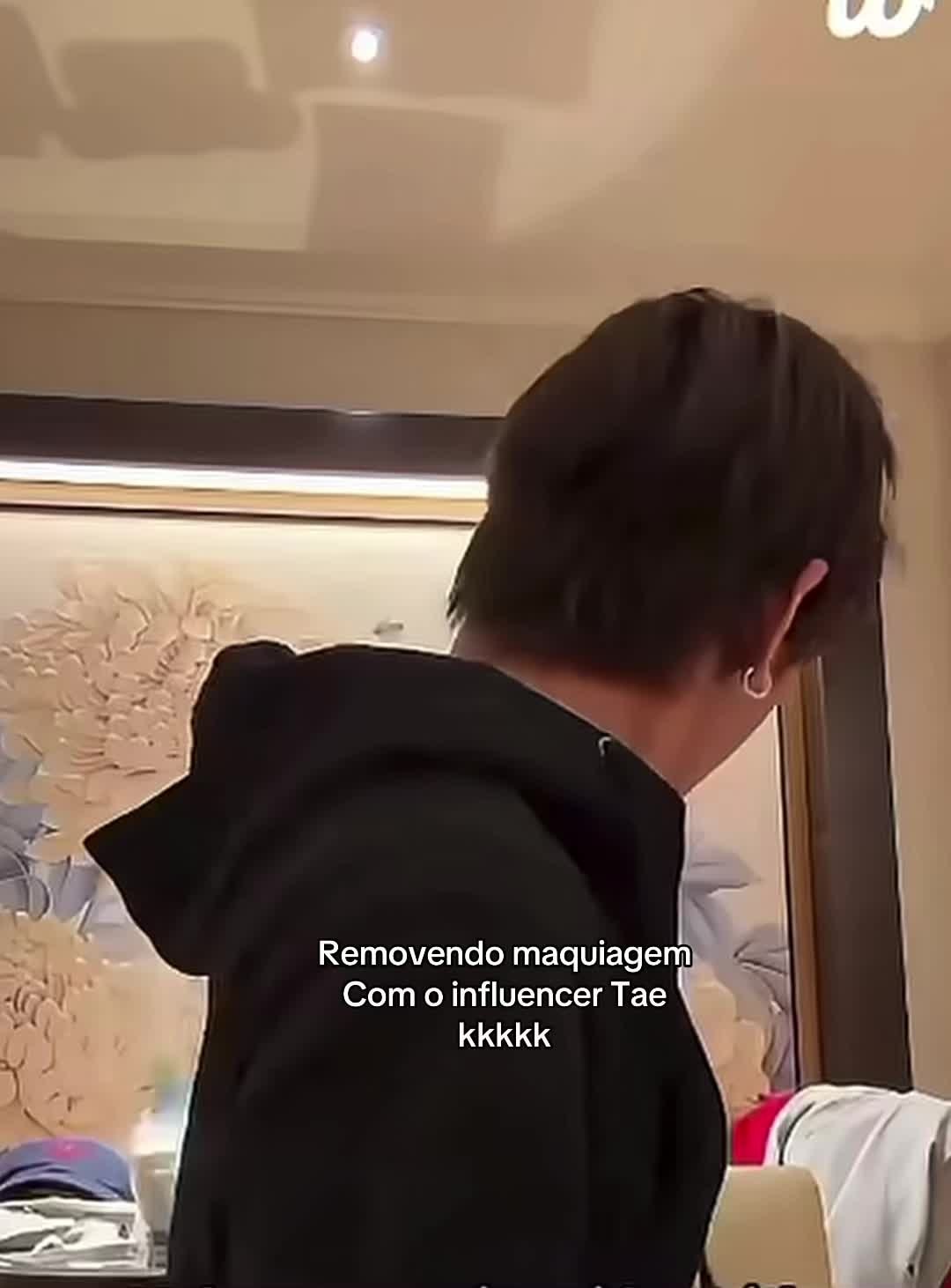 V removing makeup with influencer Tae V removing makeup with influencer Tae