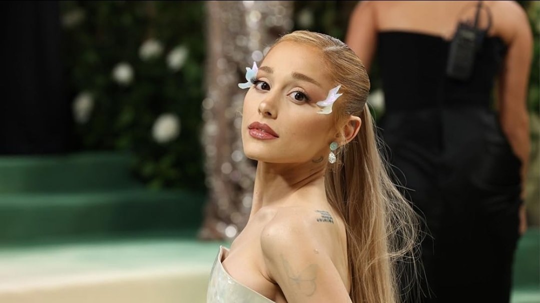 Ariana Grande Ethan Slater breakup (photo 2 of 2)