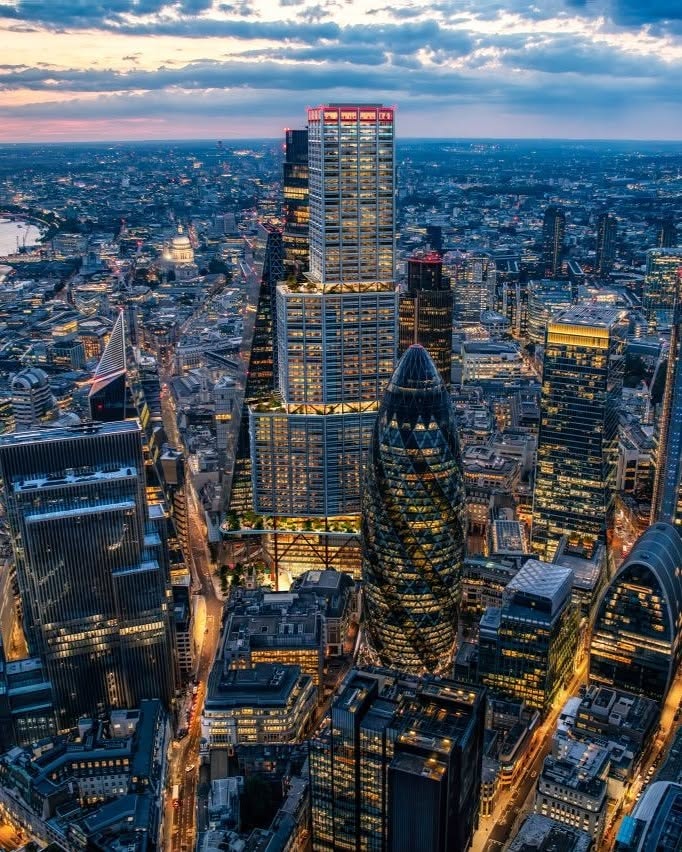 City of London modern office building 🏴󠁧󠁢󠁥󠁮󠁧󠁿 (photo 4 of 4)