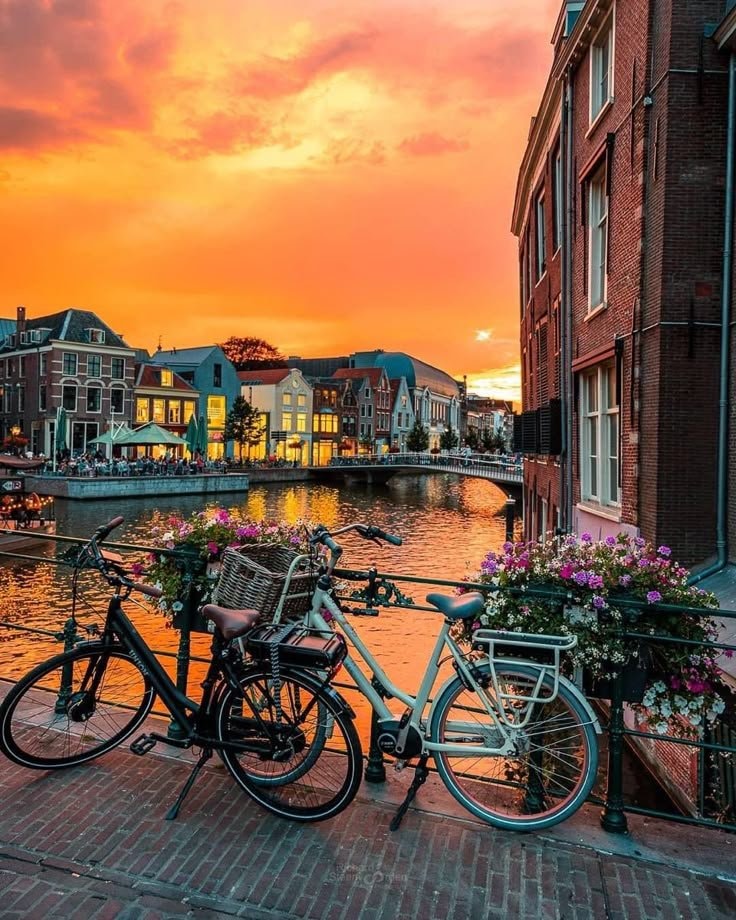 Amsterdam canal sunset (photo 3 of 4)