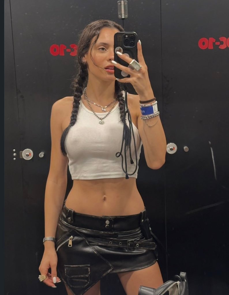 Daniela Melchior IG mirror selfie