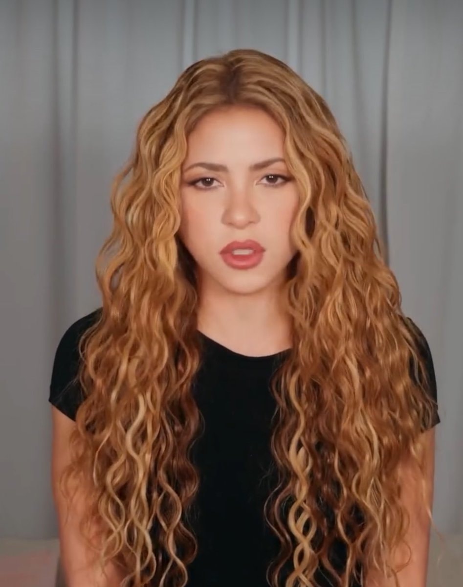 Shakira hair perfection 😍 (photo 2 of 2)