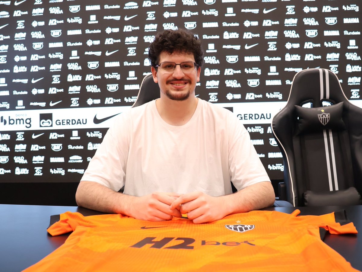 new CAMISA 9 joins Galo (photo 2 of 2)