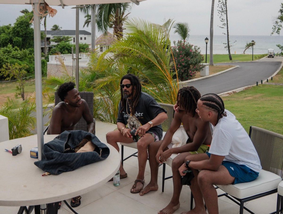 Vinicius with Bob Marley's family in Jamaica (photo 2 of 2)
