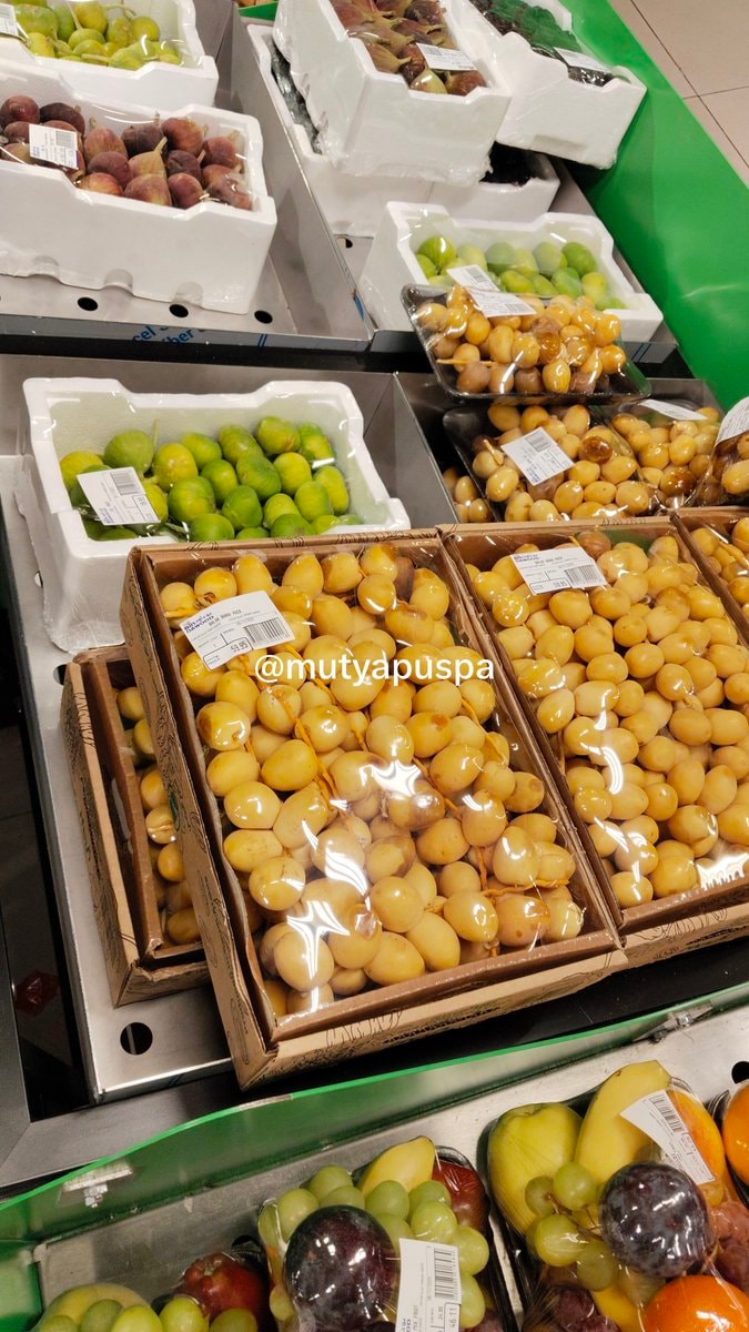 Fresh dates at the market