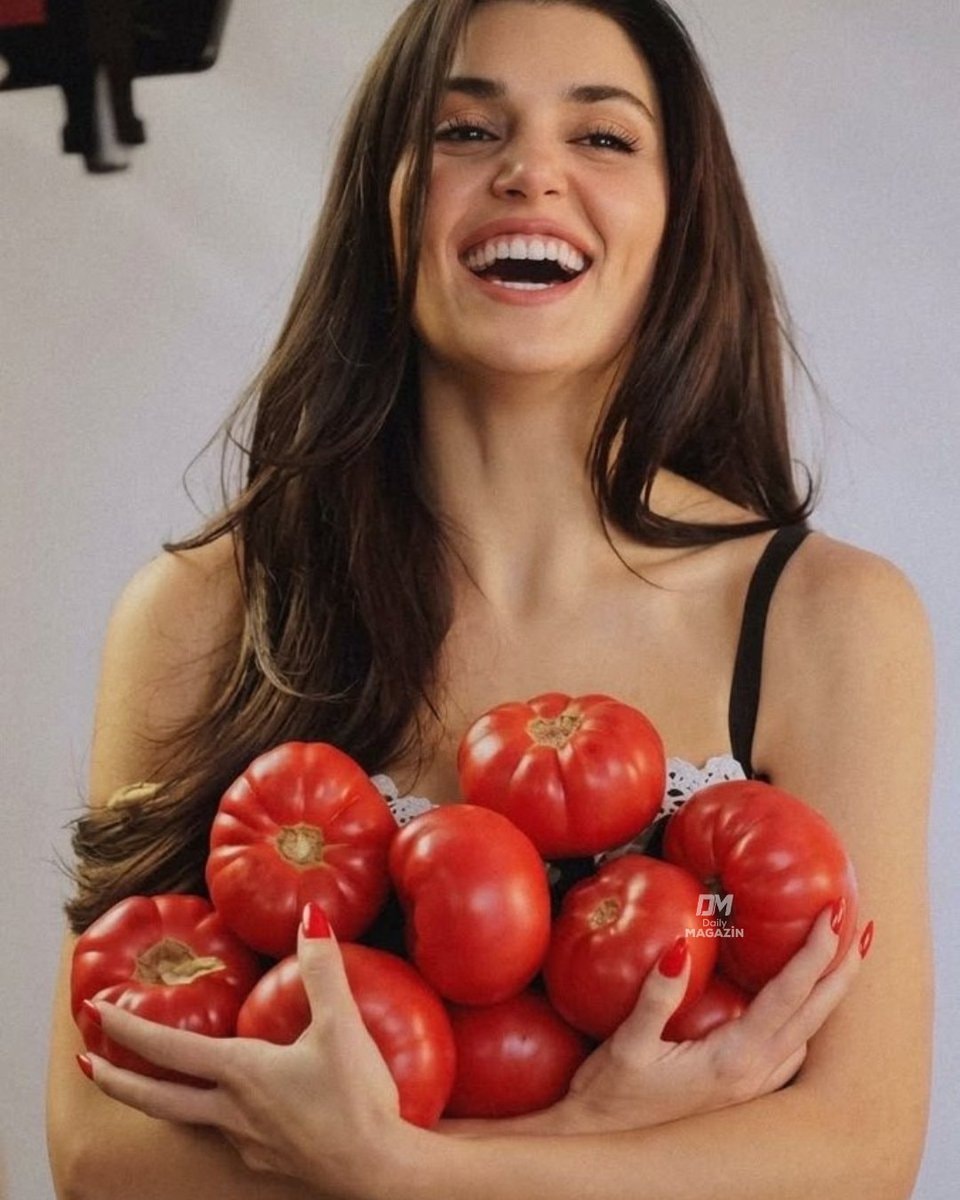 Hande Erçel magnificent laughter (photo 2 of 2)
