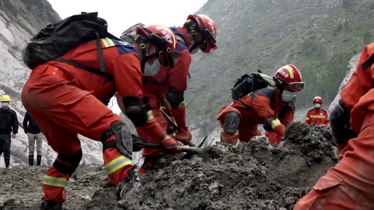 China Nepal landslide recovery efforts