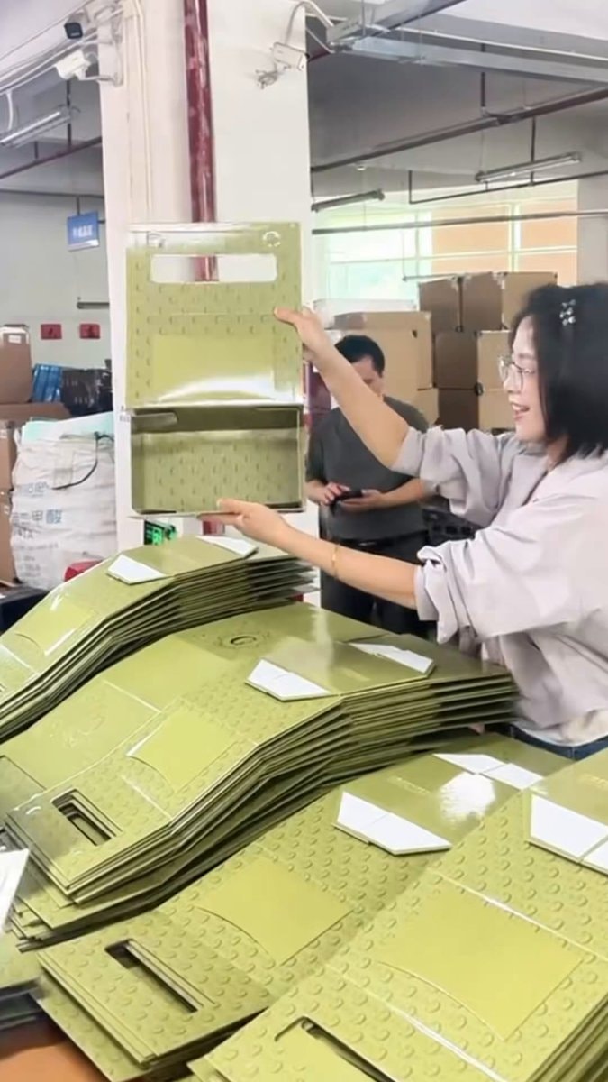 Gift box shopping behavior