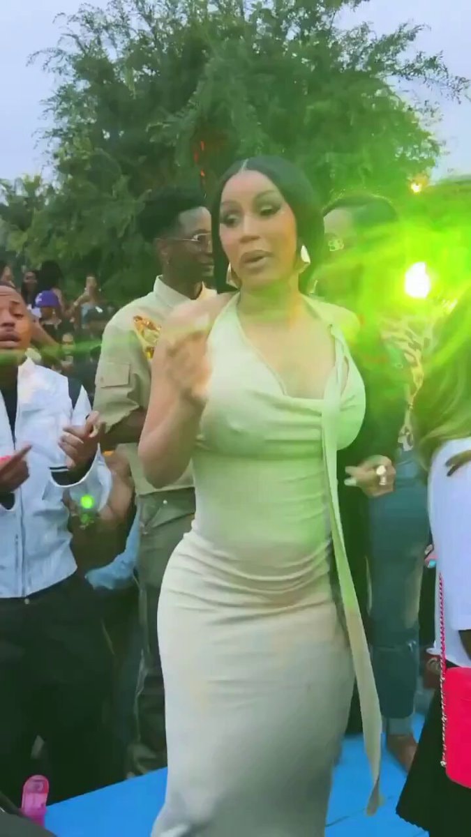 Cardi B dancing in crowd 😮‍💨