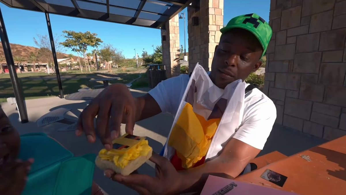 Woo Wop reacts to Minecraft Crumbl review