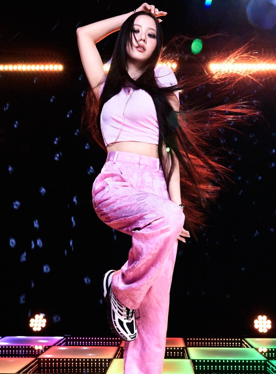 JISOO V Magazine Photos (photo 2 of 2)