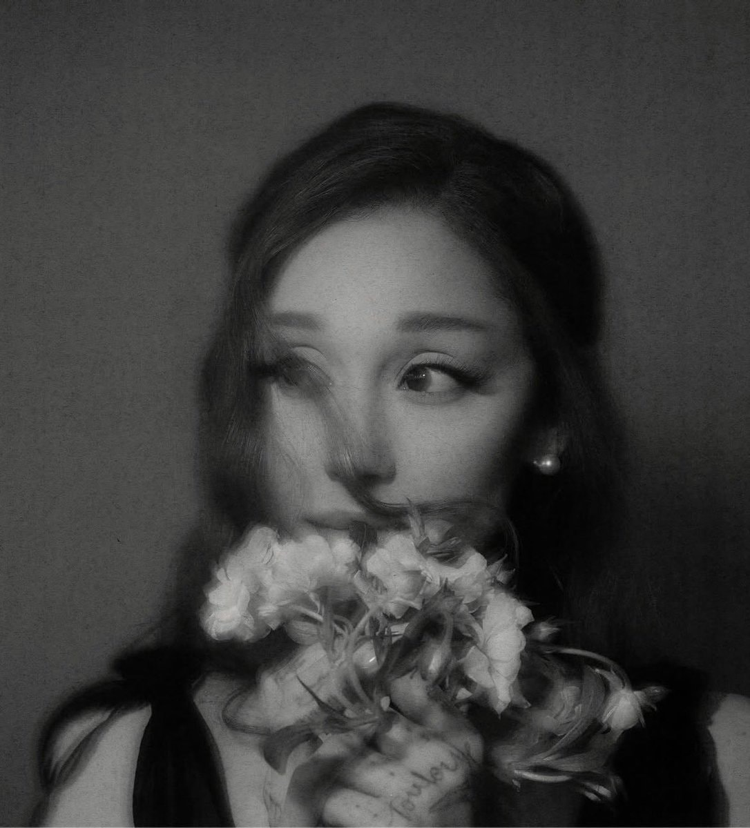 Ariana Grande petal US Apple Music Top 10 (photo 2 of 2)