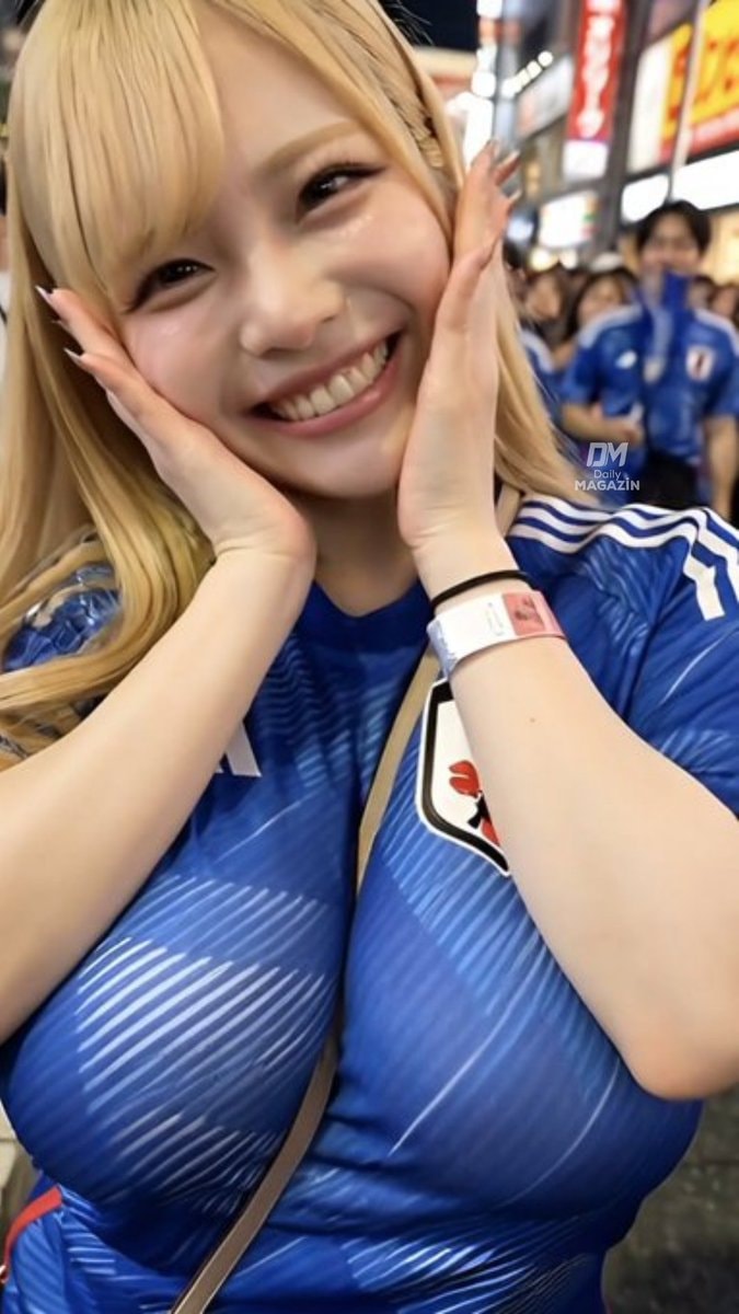 Japan female fan goes viral in blue jersey (photo 2 of 2)