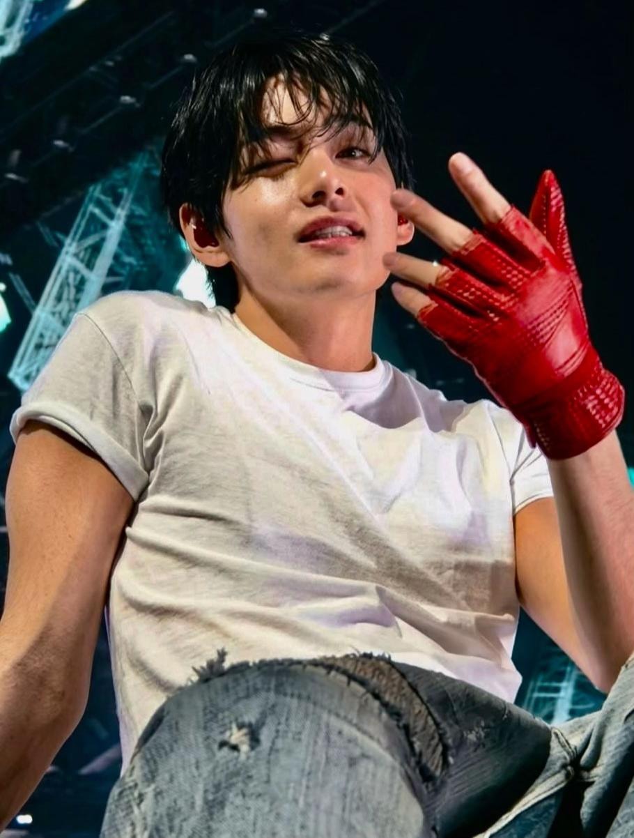 taehyung heart hands moment (photo 4 of 4)
