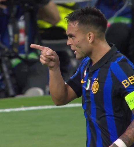 Lautaro Martínez yellow card