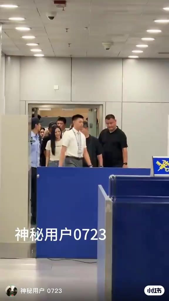 JISOO heading back to Korea