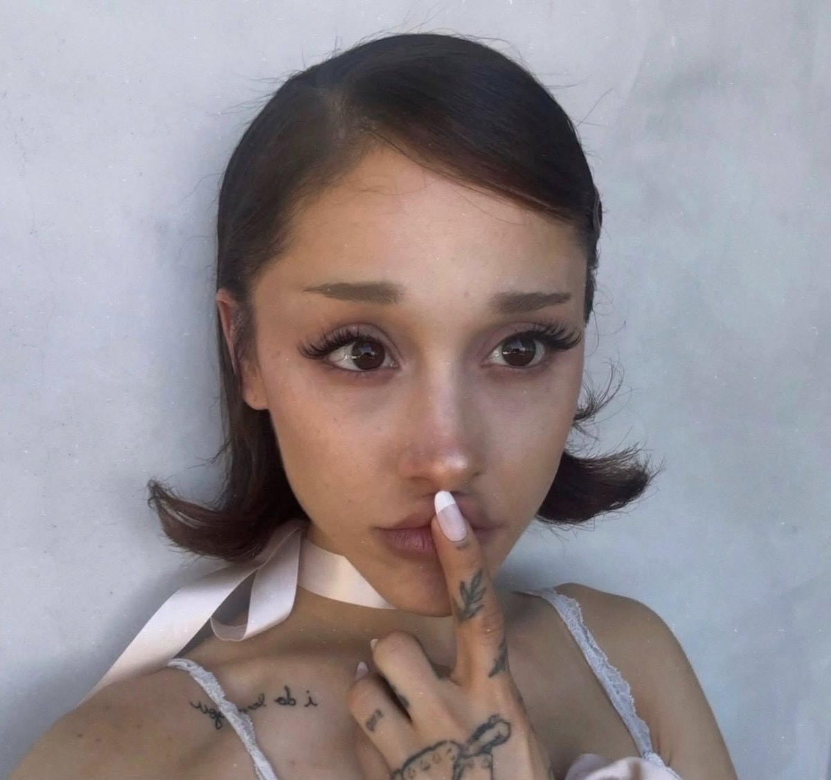Ariana Grande short hair debut