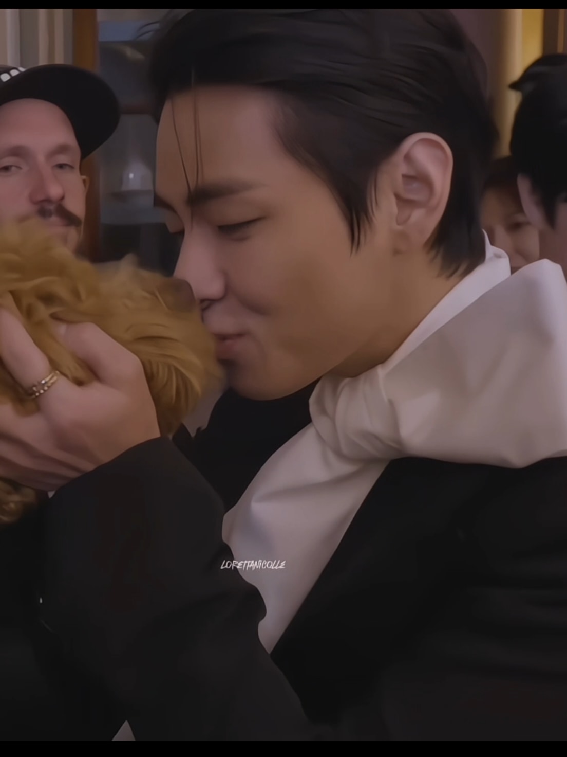 V kissing his dog