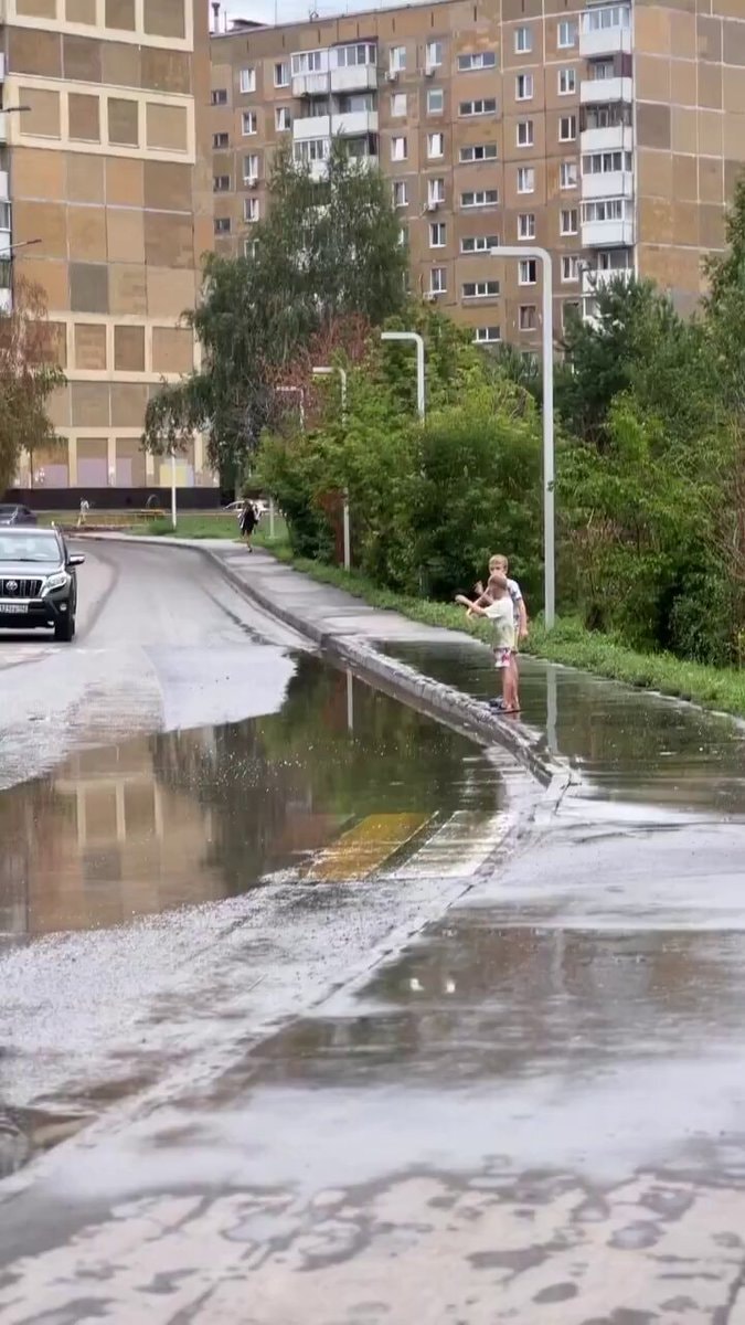Kid asks drivers to splash puddle water