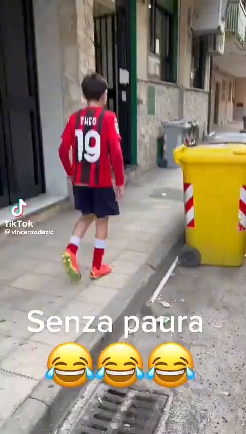 kid shouts FORZA MILAN in Naples