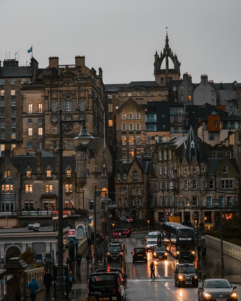 Edinburgh street scene (photo 2 of 2)
