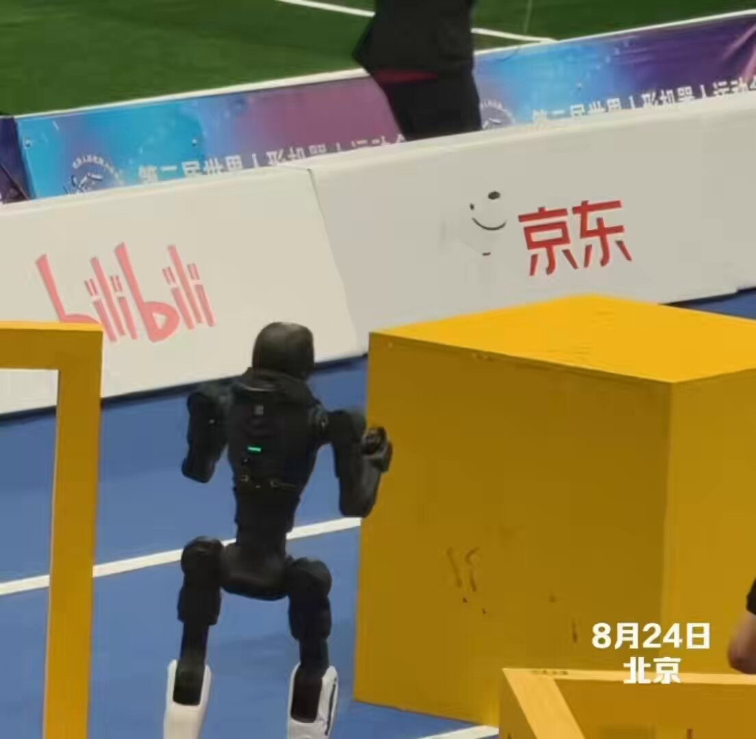 China's AI robot 100m obstacle win