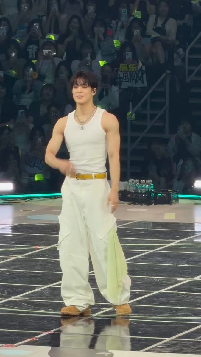 Jeno dances to Genie