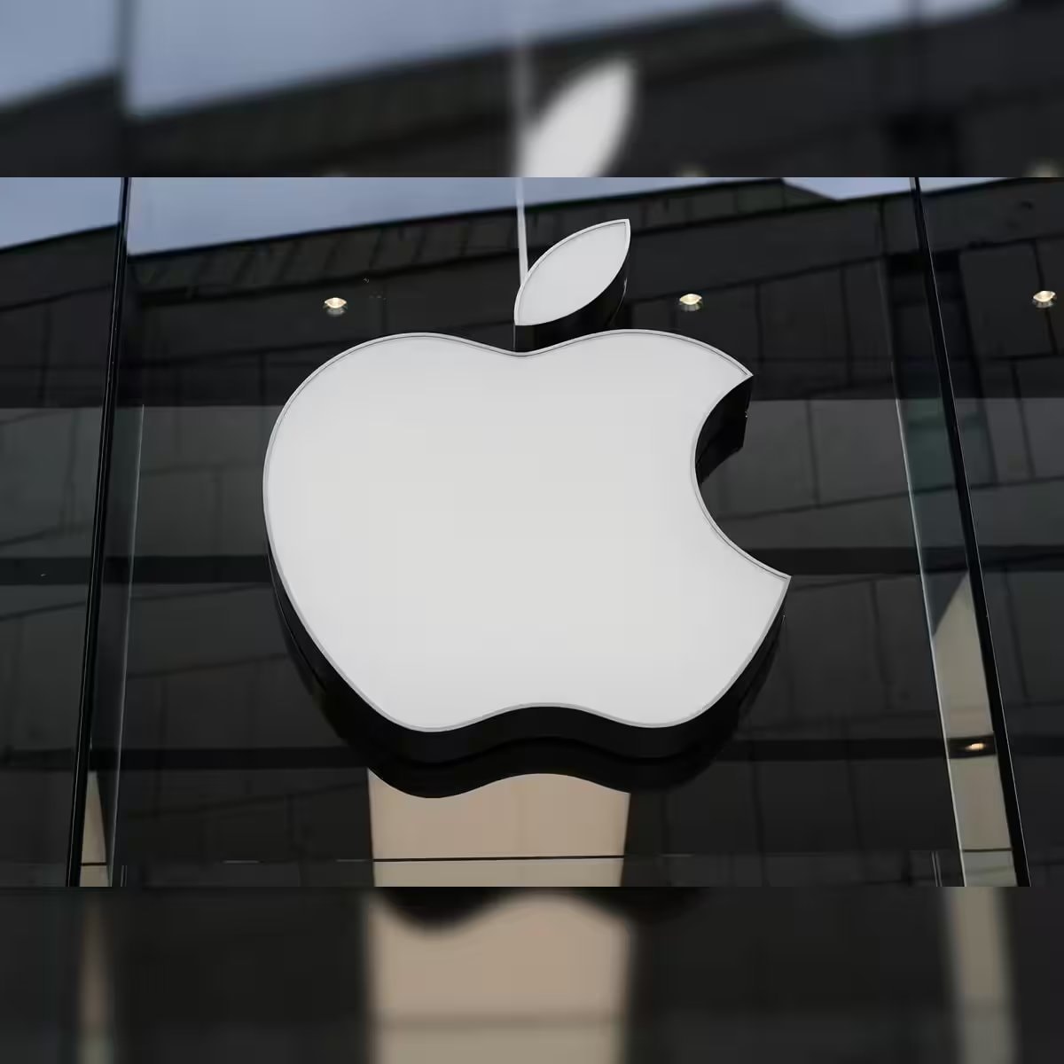 Apple $2.7B lawsuit UK competition official