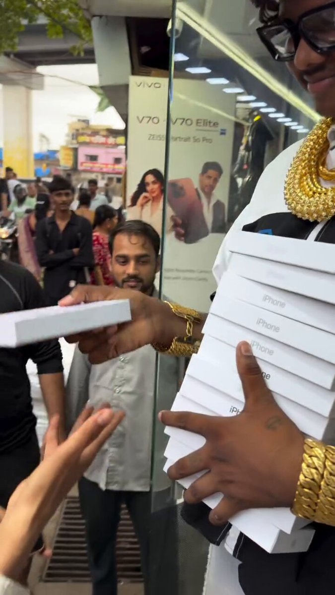 Indian millionaire gives iPhones