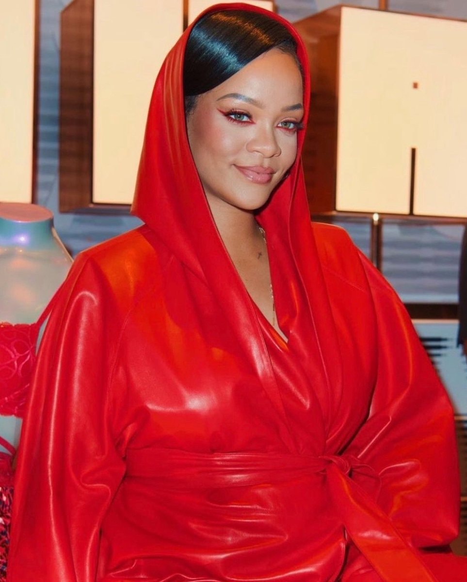 Rihanna red eyeliner moment (photo 2 of 2)