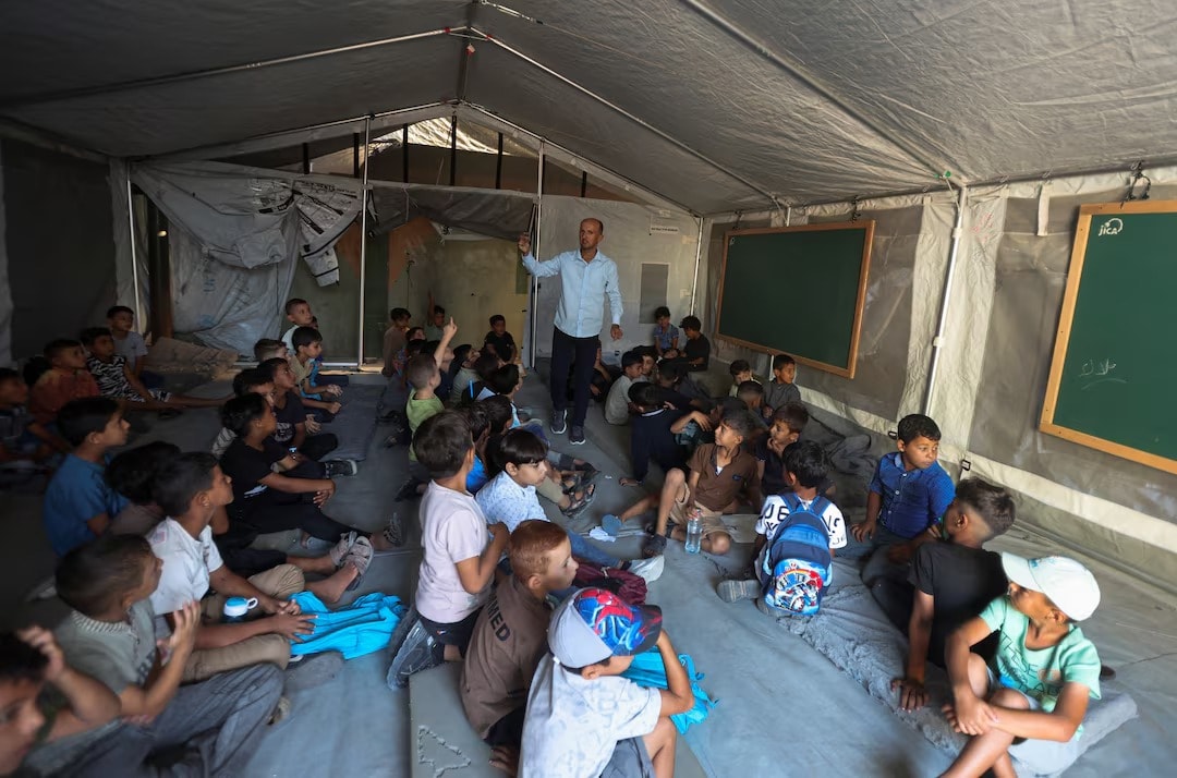 Gaza students return to school in tents (photo 2 of 2) Gaza students return to school in tents (photo 2 of 2)