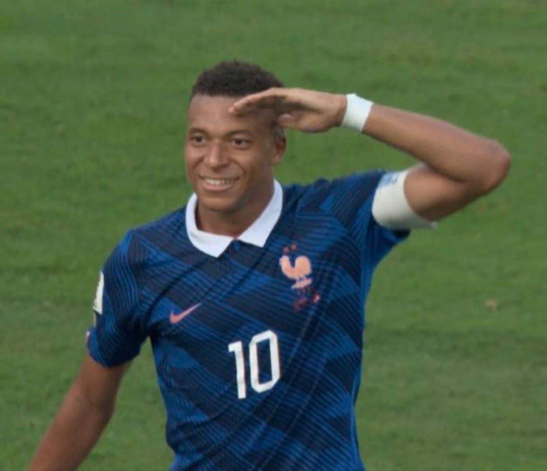 Kylian Mbappé France salute