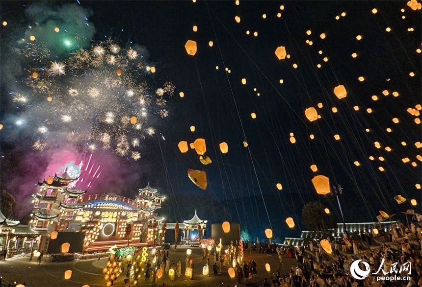 Gexian Village night lights huohu
