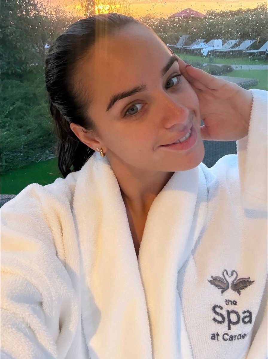 Georgia May Foote pool moment (photo 2 of 2)