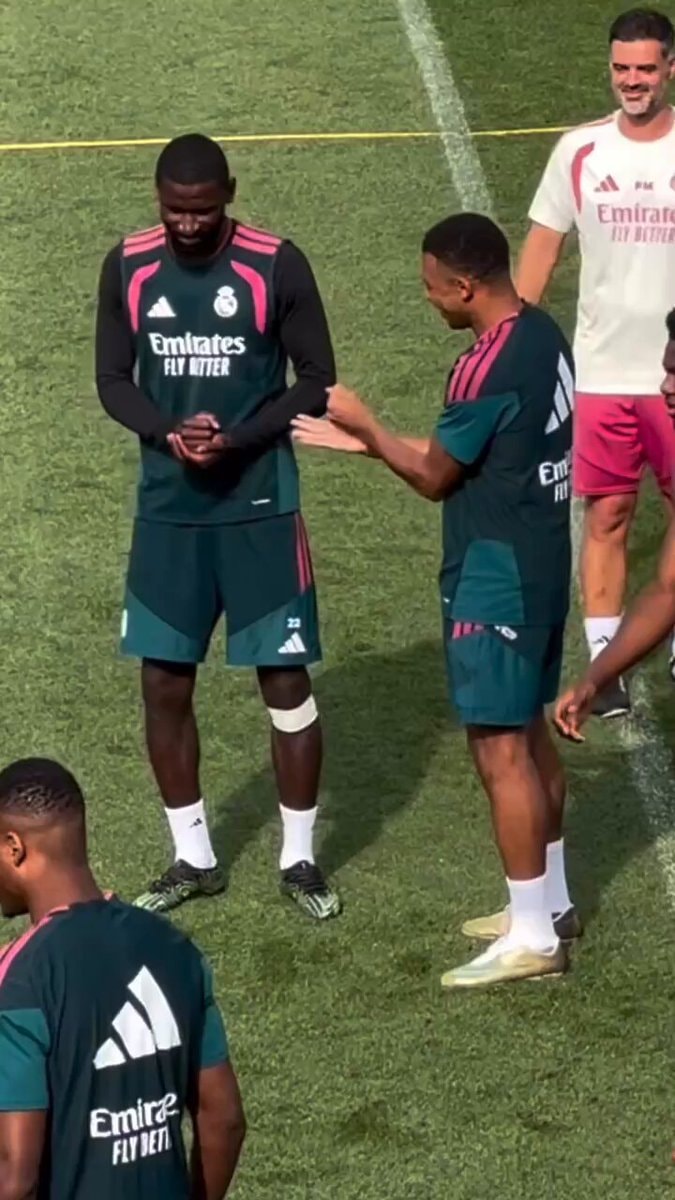 Mbappé Rüdiger rock paper scissors
